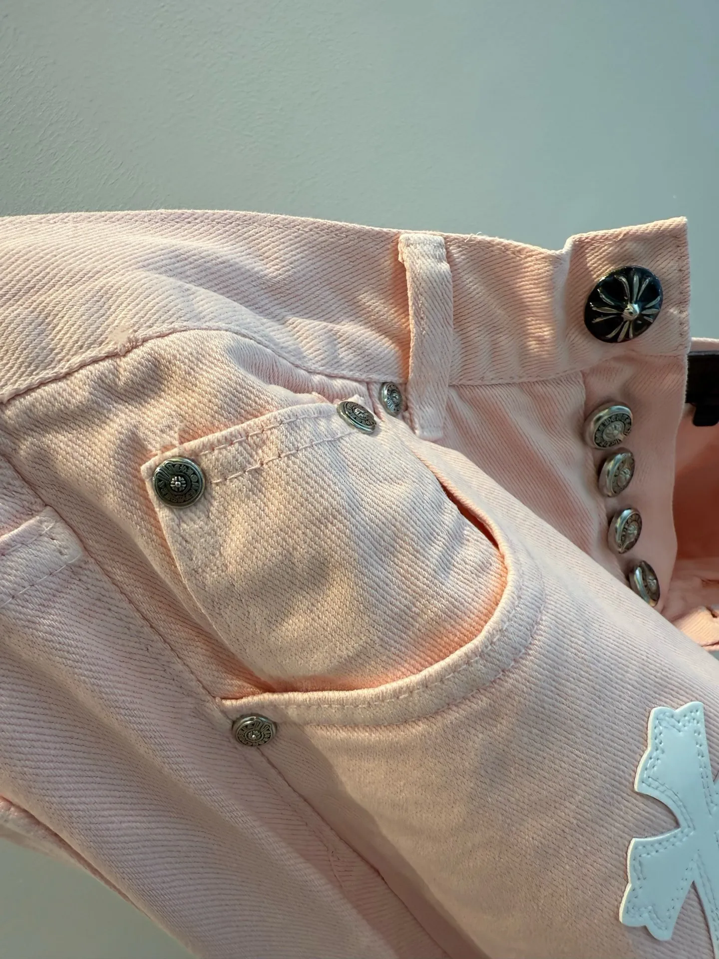 P280 Style number: D302 Chrome Hearts pink leather jeans Size: 28-34 corresponds to S-XL Color: light pink Size: S-XL (corresponds to 28 30 32 34) 28 30 32 34 Size S M L XL Pants length 101 102 103 104 Hips 110 114 118 122 Waist circumference 86 90 94 98 (There is an error of 1~3cm due to manual measurement)
